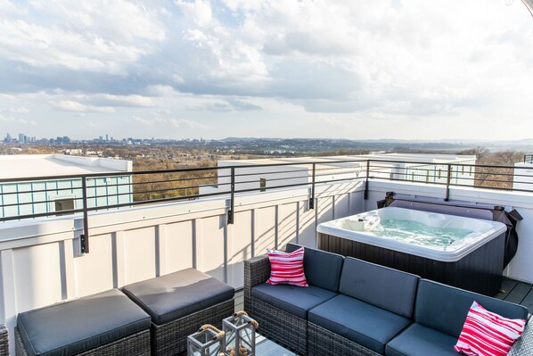 Outdoor spa tub - G6) New Luxury Home- M2DT- Hot Tub! (Nashville)