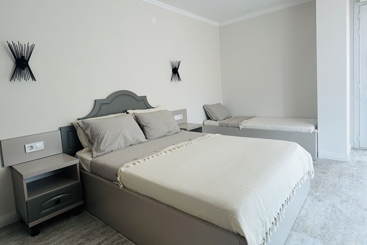 Egyptian cotton sheets, premium bedding, free minibar items, desk