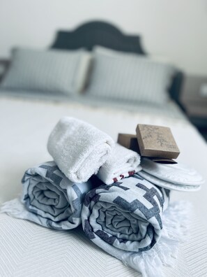 Shower, rainfall showerhead, designer toiletries, hair dryer - Soho Ayvalık (Ayvalik)