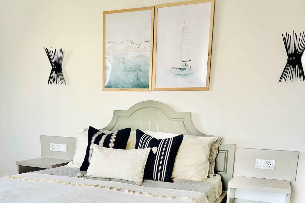 Egyptian cotton sheets, premium bedding, free minibar items, desk