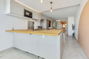 Jääkaappi, mikroaaltouuni, liesi, astianpesukone