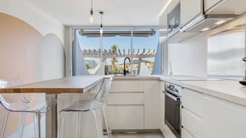 Frigorífico, microondas, placa de cocina y lavavajillas