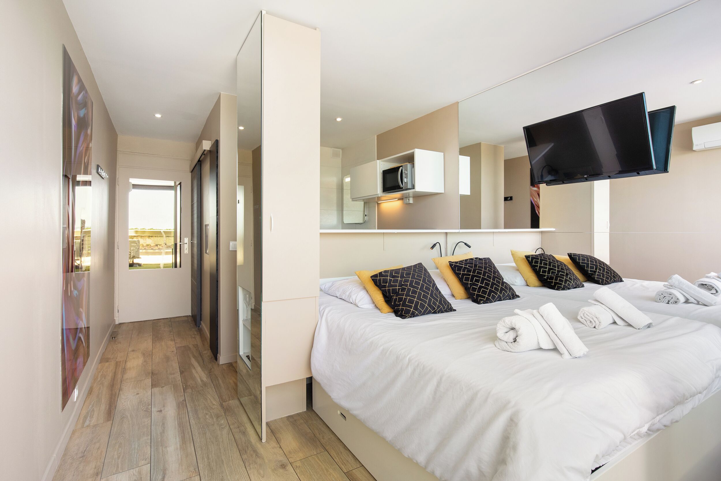 1 bedroom, bed sheets