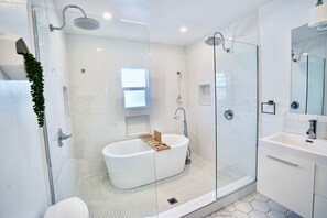 Douche, sĂšche-cheveux, bidet, serviettes fournies