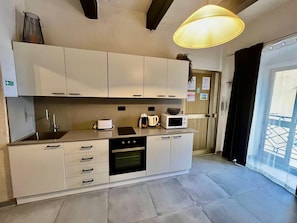 Refrigerador, microondas, horno y cafetera y tetera