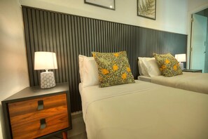 Tabla de planchar con plancha, wifi gratis y ropa de cama