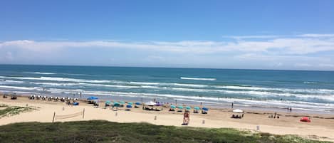 En la playa, camastros y toallas de playa