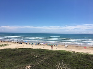 Sulla spiaggia, lettini da mare, teli da spiaggia