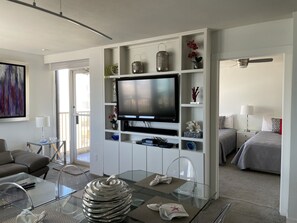 Smart TV, reproductor de DVD y libros 