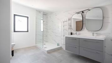 Een douche, handdoeken