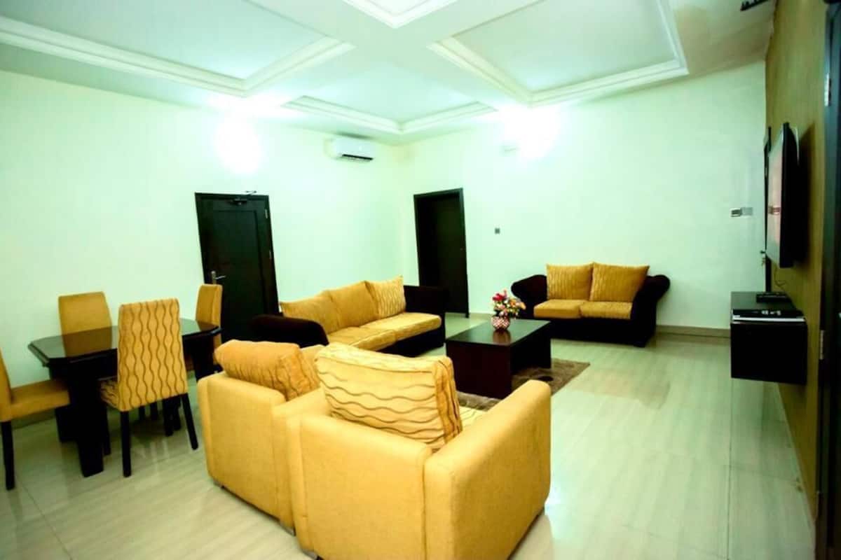 Bộ đồ giường cao cấp, minibar, két bảo mật tại phòng