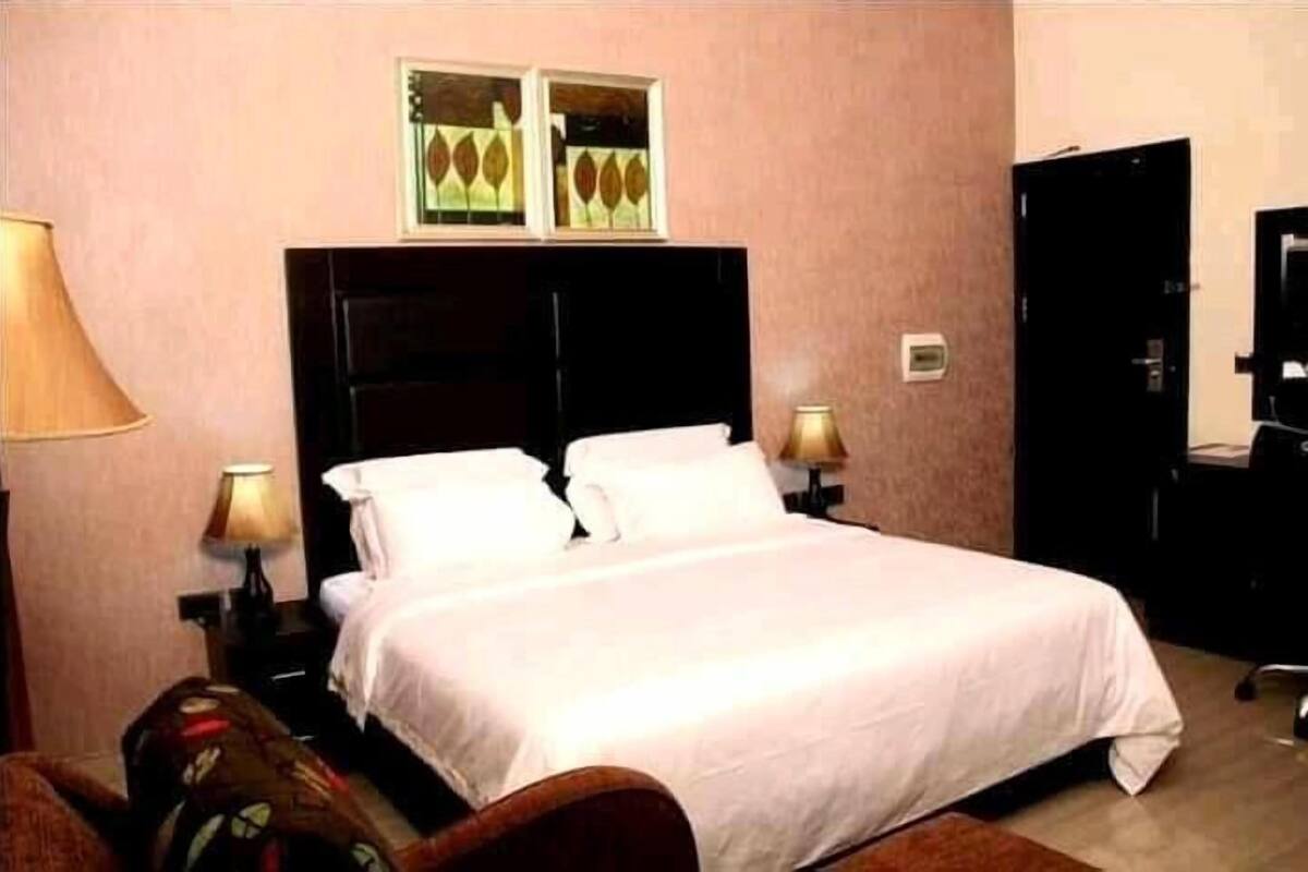 Peralatan tempat tidur premium, bar mini, peti besi dalam bilik 