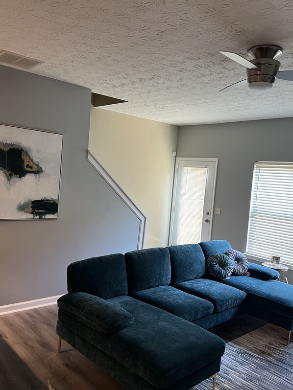 Living area - Centrally Located Hidden Gem (Atlanta)