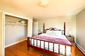3 bedrooms, iron/ironing board, travel crib, WiFi - Spacious 3 Bd Home Pet Friendly, Parking and Laundry (Stamford)