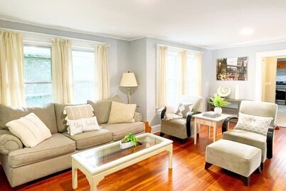 Spacious 3 Bd Home Pet Friendly, Parking and Laundry