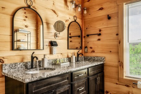 "Susie's Nest" A Mountain Cabin - Image 7