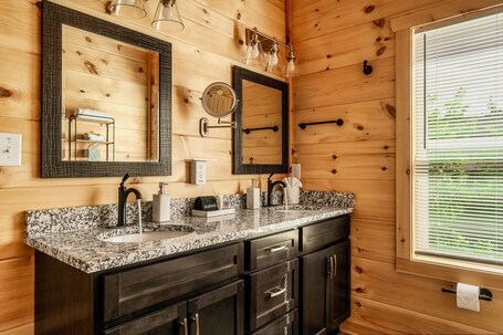 "Susie's Nest" A Mountain Cabin - Image 25