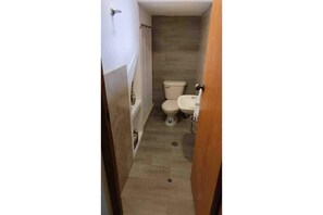 Douche, sĂšche-cheveux, serviettes fournies, savon
