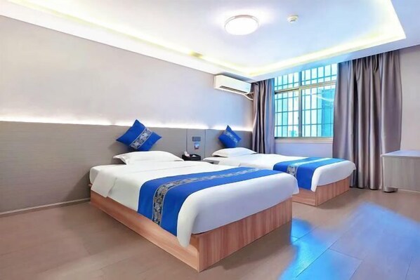 A hotel room with two beds, a desk, and a large window. - Towo Holiday Hotel (Libo Food Street) (Libo)