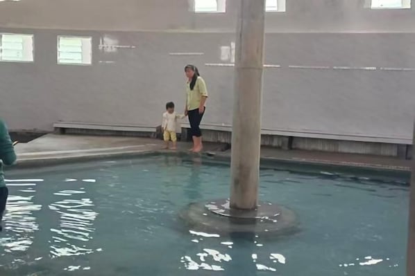 Kolam renang indoor