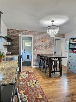 Dining - Lovely Prairie Village House, Dog friendly (Prairie Village)