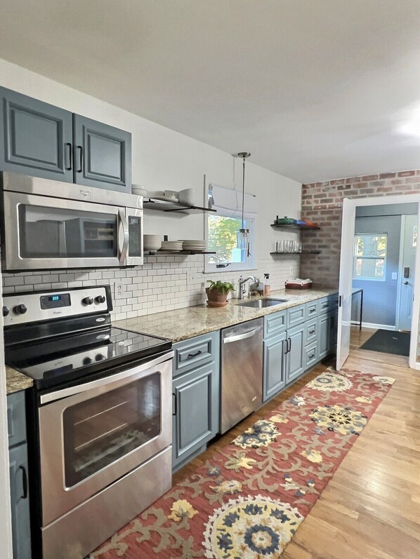Fridge, microwave, oven, dishwasher - Lovely Prairie Village House, Dog friendly (Prairie Village)
