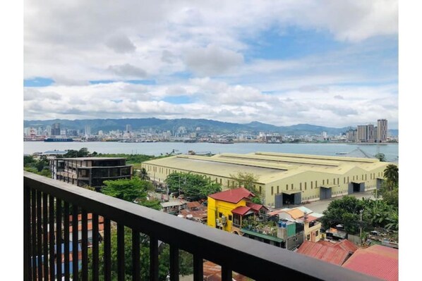 Enjoy breathtaking views of the city skyline from this high-rise's expansive balcony.