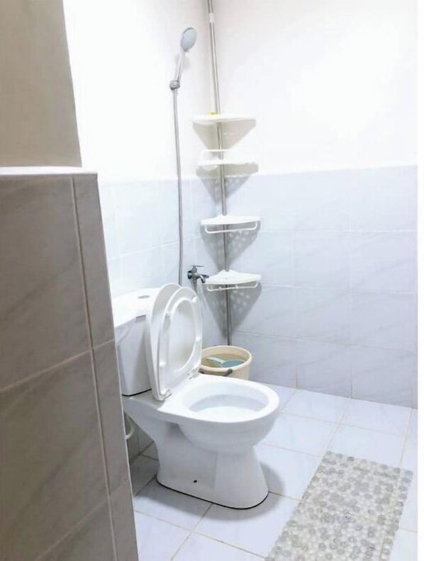 Bathroom - Airport View (Lapu-Lapu)