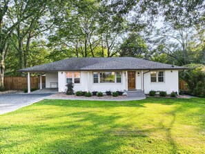 Exterior - As Featured on Staycation TV, A House, Cottage, & Tiny Home in Downtown Norcross (Norcross)