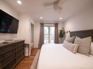 3 habitaciones, escritorio y tabla de planchar con plancha 