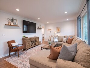 TV connectée, livres, espaces bureaux, imprimantes