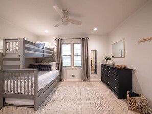 3 habitaciones, escritorio y tabla de planchar con plancha 