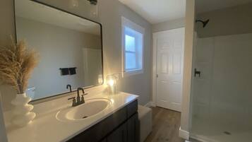 Dusche, Haartrockner, Handtücher, Seife