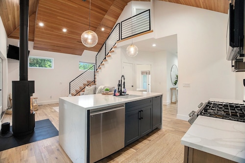 2 bedroom house with hot tub- 5 minutes to Douglas & Saugatuck