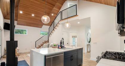 2 bedroom house with hot tub- 5 minutes to Douglas & Saugatuck