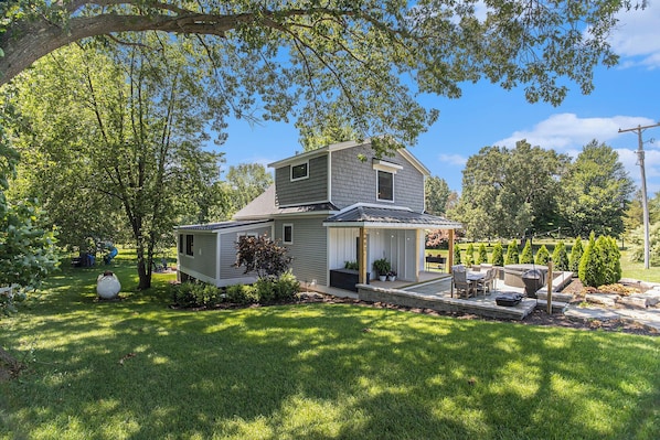 Outdoor dining - 2-bedroom house with Hot tub & Pool- Near Douglas & Saugatuck (Fennville)