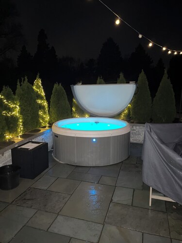 Christmas Getaway with hot tub- 5 minutes to Douglas & Saugatuck