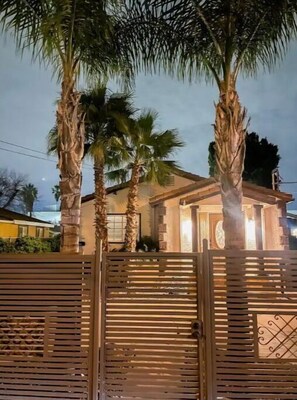 Exterior - L.A. Beauty: Inviting Home near Burbank/Hollywood (Los Angeles)