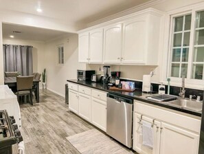 Fridge, microwave, oven, stovetop - L.A. Beauty: Inviting Home near Burbank/Hollywood (Los Angeles)