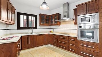 Een magnetron, een oven, een kookplaat, een vaatwasser