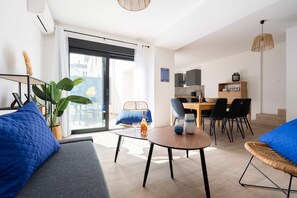 家庭别墅 | 起居区 | 80-厘米智能电视 （配备有线频道）、电视