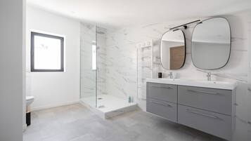 Family Villa | Bathroom | Shower, hair dryer, towels, soap