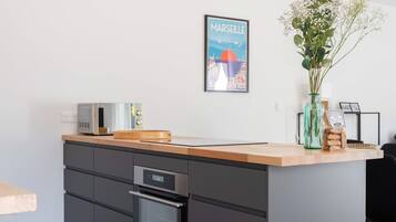 Villa familiare | Cucina privata | Frigorifero con congelatore, microonde, forno, piano cottura