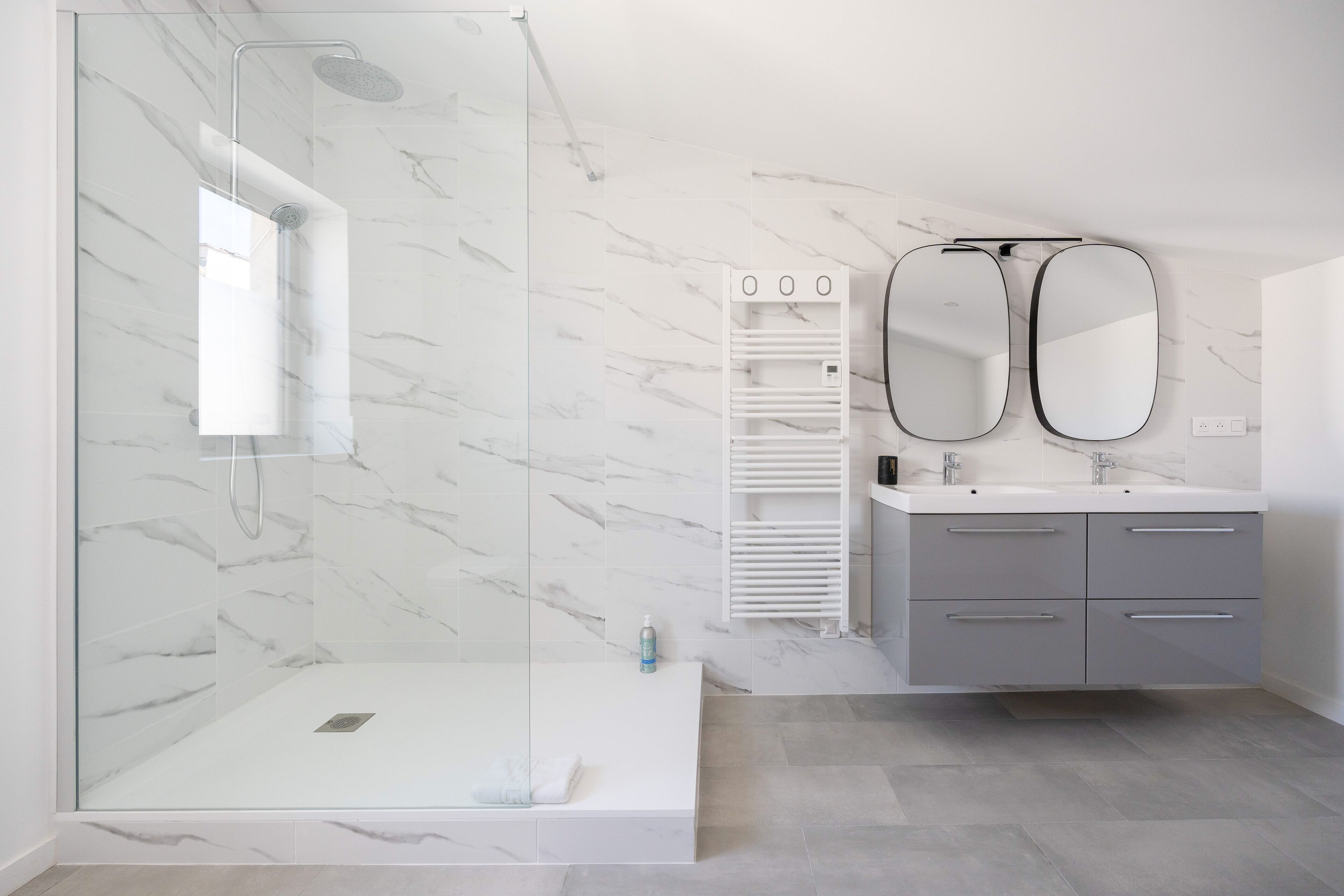 Villa familiar | Baño | Ducha, secador de pelo, toallas y jabón