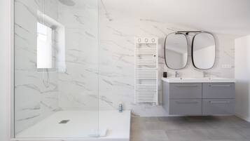 Family Villa | Bathroom | Shower, hair dryer, towels, soap