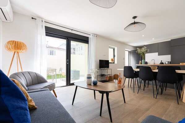Familienvilla | Wohnbereich | 80-cm-Smart-TV mit Kabelempfang, Fernseher