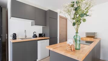 Family Villa | Private kitchen | Full-size fridge, microwave, oven, stovetop