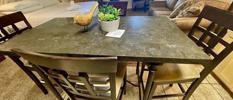 1 dormitori, planxa i posts de planxar, wifi i roba de llit