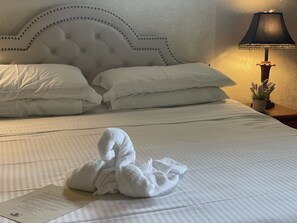 1 bedroom, iron/ironing board, WiFi, bed sheets - Lake view King Studio with full kitchen, deck overlooking Lake Ouachita, king bed and queen sleeper sofa by RedAwning (Mount Ida)