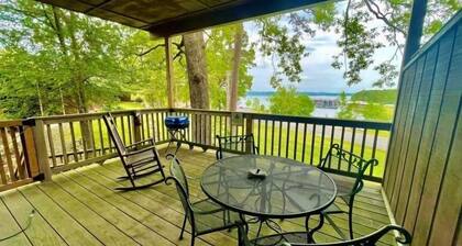 Lake view King Studio with full kitchen, deck overlooking Lake Ouachita, king bed and queen sleeper sofa by RedAwning